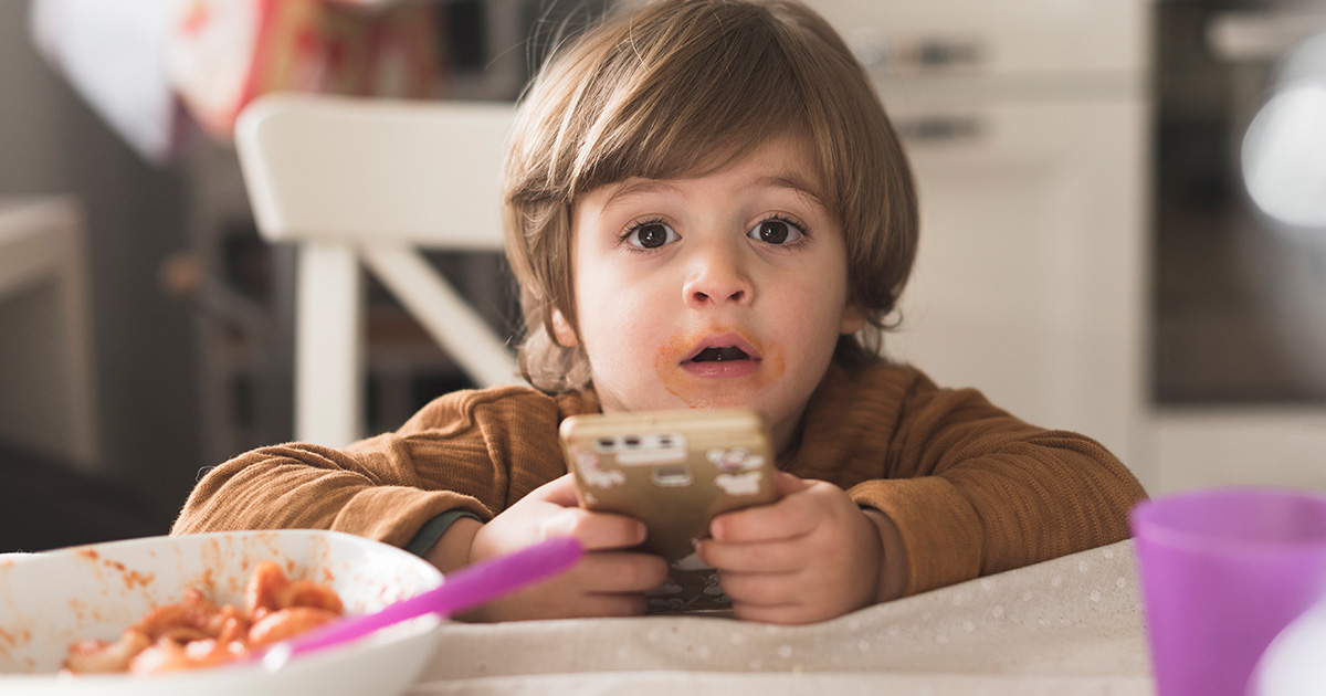 How to Protect Your Child’s Teeth During Screen Time Snacking